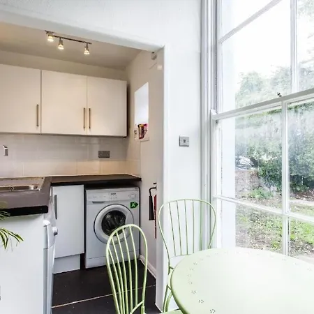 Oakfield Place Townhouse - By Clifton Short Lets Bristol