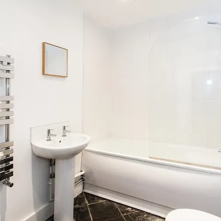 Oakfield Place Townhouse - By Clifton Short Lets Bristol