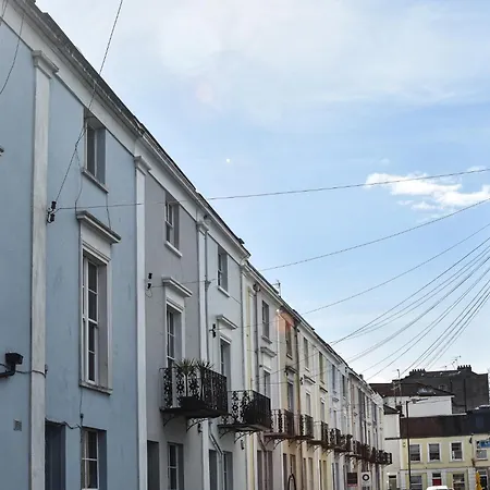Oakfield Place Townhouse - By Clifton Short Lets Bristol