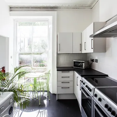 Oakfield Place Townhouse - By Clifton Short Lets *