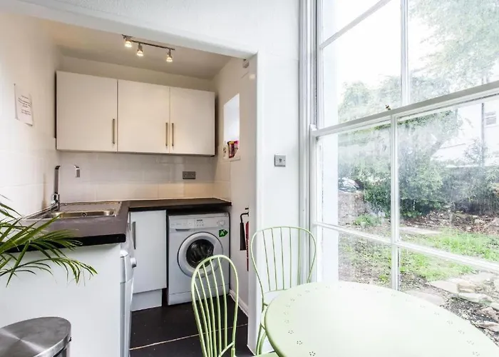 Проживання в сім'ї No 2 Georgian Shared House - By Clifton Short Lets *